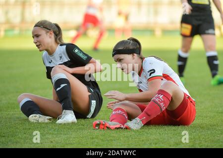 Aalsts Stürmerin Daisy Baudewijns (L) und Zulte Waregem's Verteidigerin Liesa Capiau (R) während eines Fußballspiels zwischen Eendracht Aalst und SV Zulte Waregem am siebten Spieltag der Saison 2020 - 2021 der belgischen Scooore Womens Super League , Samstag, 14. November 2020 in Aalst, Belgien . FOTO SPORTPIX.BE Dirk VUYLSTEKE Dirk Vuylsteke Sportpix.be Stockfoto