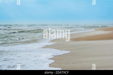 Sonnenschein über dem Meer durch die Wolken Blick aus Strand von somnath Tempel Gujarat Indien Stockfoto