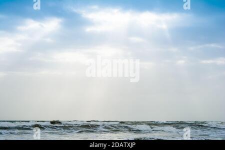 Sonnenschein über dem Meer durch die Wolken Blick aus Strand von somnath Tempel Gujarat Indien Stockfoto