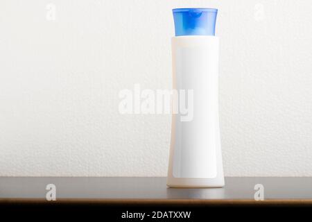 Haarshampoo Flasche vor hellgrauem Hintergrund, bearbeitbare Modell-up-Serie Vorlage bereit für Ihr Design, Label-Auswahl-Pfad enthalten. Stockfoto