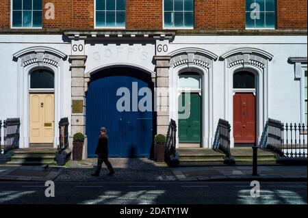 Ein Mann geht an einer georgianischen Fassade in Dublin vorbei. Stockfoto