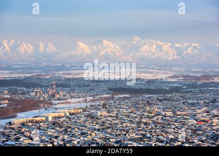 Asahikawa, Japan winter Stadtbild in Hokkaido in der Abenddämmerung. Stockfoto