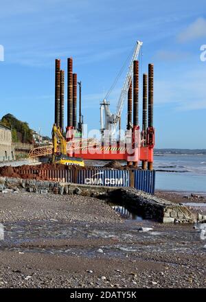 Wavewalker 1 neben dem Bahnhof Dawlish während des Umbaus der Ufermauer, bei Ebbe gesehen. (Siehe Hinweis). Stockfoto