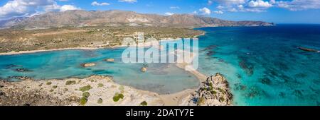 Luftpanorama des Elafonisi Beach, eines der beliebtesten touristischen Destinationen im Südwesten von Kreta, Griechenland Stockfoto