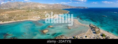 Luftpanorama des Elafonisi Beach, eines der beliebtesten touristischen Destinationen im Südwesten von Kreta, Griechenland Stockfoto