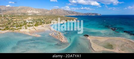 Luftpanorama des Elafonisi Beach, eines der beliebtesten touristischen Destinationen im Südwesten von Kreta, Griechenland Stockfoto