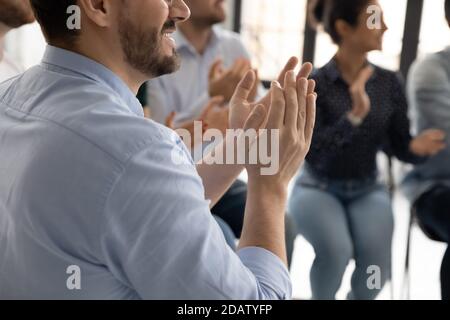 Multiethnisches Publikum klatschende Hände schätzen Dozent für gute Rede Stockfoto