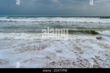 Sonnenschein über dem Meer durch die Wolken Blick aus Strand von somnath Tempel Gujarat Indien Stockfoto