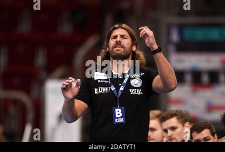 Düsseldorf, Deutschland. November 2020. Handball: Bundesliga, Bergischer HC - THW Kiel, 8. Spieltag, ISS Dome. Trainer Sebastian Hinze vom Bergischen HC reagiert nach einem Tor gegen das Tor. Quelle: Jonas Güttler/dpa/Alamy Live News Stockfoto