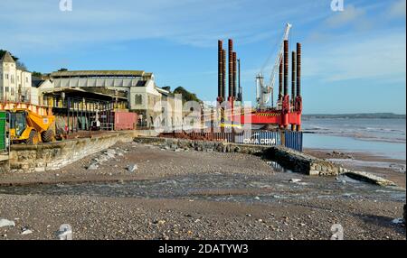 Wavewalker 1 neben dem Bahnhof Dawlish während des Umbaus der Ufermauer, bei Ebbe gesehen. (Siehe Hinweis). Stockfoto