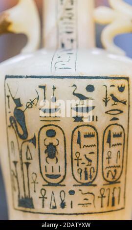 Ägypten, Kairo, Tutanchamon Alabaster, aus seinem Grab in Luxor : Detail einer Komposit-Parfümvase, Kartuschen des Königs und der Königin. Stockfoto