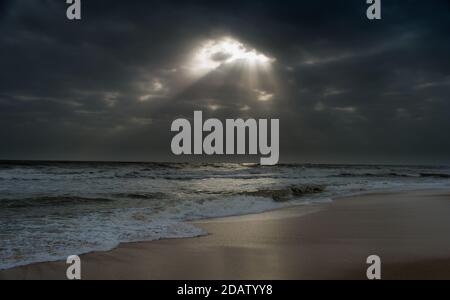 Sonnenschein über dem Meer durch die Wolken Blick aus Strand von somnath Tempel Gujarat Indien Stockfoto