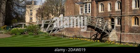 CAMBRIDGE, Großbritannien - 11. MÄRZ 2020: Panoramablick auf die Mathematical Bridge am Queens' College Stockfoto