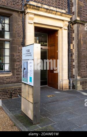 CAMBRIDGE, Großbritannien - 11. MÄRZ 2020: Eintritt zum Museum für Archäologie und Anthropologie mit Schild Stockfoto