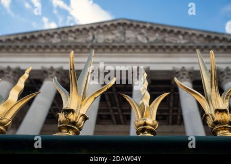 CAMBRIDGE, Großbritannien - 11. MÄRZ 2020: Goldgeländer und Portico des Fitzwilliam Museums mit geringer Feldtiefe Stockfoto