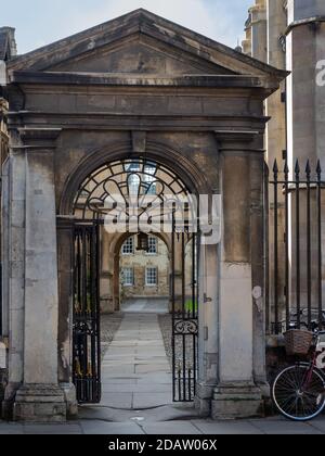 CAMBRIDGE, Großbritannien - 11. MÄRZ 2020: Alter Steinbogen und Tor zum Peterhouse College Stockfoto