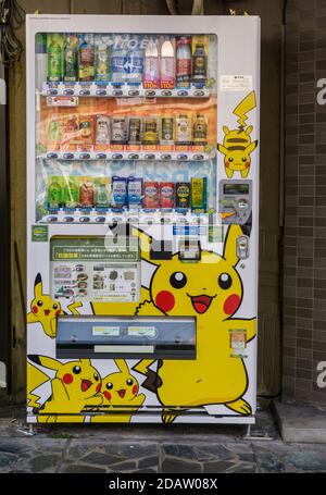 Ein Getränkeautomat mit Pokémon-Marke in Nara, Japan, mit Pikachu auf der Vorderseite Stockfoto