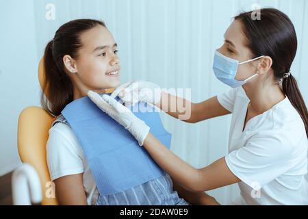 Gesunde Zähne, Prävention, Untersuchung der Mundhöhle und Kieferorthopäden Stockfoto