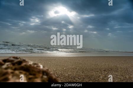 Sonnenschein über dem Meer durch die Wolken Blick aus Strand von somnath Tempel Gujarat Indien Stockfoto