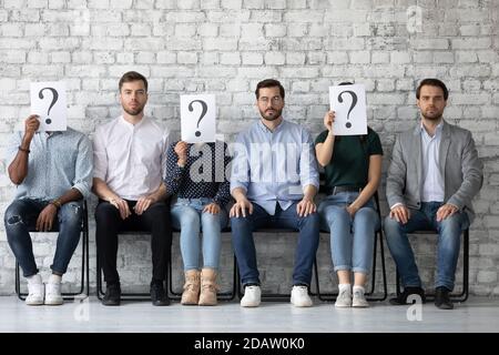 Multiethnische Gruppe von Bewerbern sitzt in Reihe Teilnahme am Wettbewerb Stockfoto