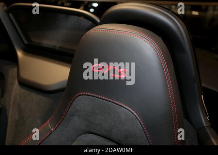Brandneue Porsche-Autos in einer Garage in Portsmouth, Hampshire, Großbritannien. Stockfoto