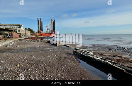 Wavewalker 1 neben dem Bahnhof Dawlish während des Umbaus der Ufermauer, bei Ebbe gesehen. (Siehe Hinweis). Stockfoto