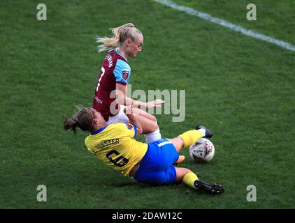 Maya Le Tissier von Brighton und Hove Albion (links) fordert Alisha Lehmann von West Ham United während des Spiels der FA Women's Super League im Chigwell Construction Stadium in Dagenham heraus. Stockfoto