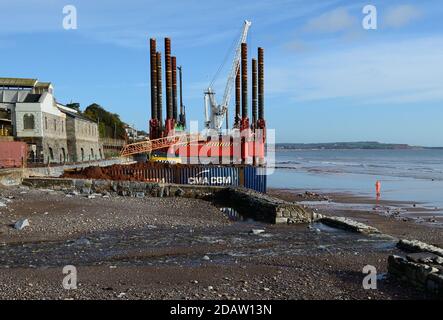 Wavewalker 1 neben dem Bahnhof Dawlish während des Umbaus der Ufermauer, bei Ebbe gesehen. (Siehe Hinweis). Stockfoto