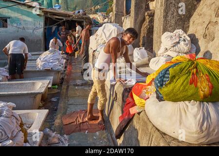 Dhobi oder Wäscherinnen der nordindischen Waschermannkaste Kanaujia, waschen Kleidung im Freien bei Walkshwar Dhobi Ghat in Mumbai, Indien Stockfoto