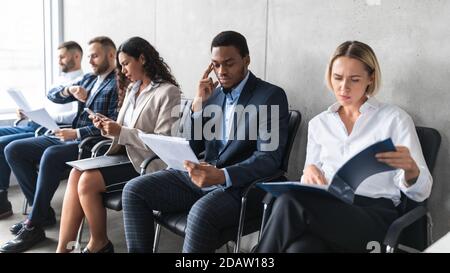 Diverse Arbeitslose Geschäftsleute Bewerber Warten Auf Job Interview Indoor Stockfoto
