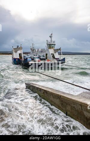 Poole, Großbritannien. Sonntag, 15. November 2020. Das stürmische Wetter schließt vorübergehend die Sandbanks Chain Ferry, die Poole mit der Isle of Purbeck verbindet. Kredit: Thomas Faull/Alamy Live Nachrichten Stockfoto