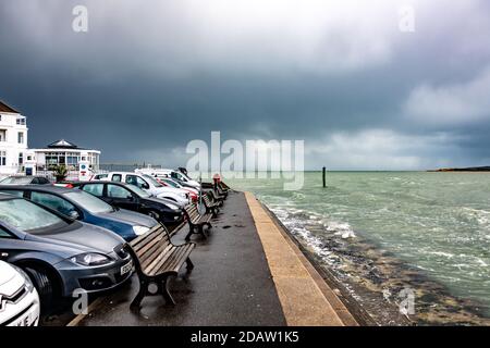 Poole, Großbritannien. Sonntag, 15. November 2020. Das stürmische Wetter schließt vorübergehend die Sandbanks Chain Ferry, die Poole mit der Isle of Purbeck verbindet. Die Autos werden am Fährübergangsort angefahren. Kredit: Thomas Faull/Alamy Live Nachrichten Stockfoto