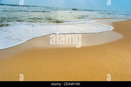 Sonnenschein über dem Meer durch die Wolken Blick aus Strand von somnath Tempel Gujarat Indien Stockfoto