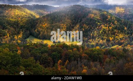 Ländliche Aussicht während der Herbstfärbezeit Stockfoto