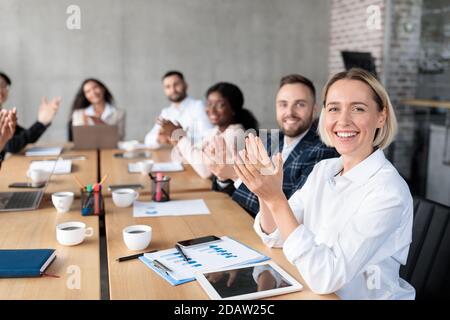 Erfolgreiche Geschäftsleute Begrüßen Den Erfolg Von Modern Office Stockfoto