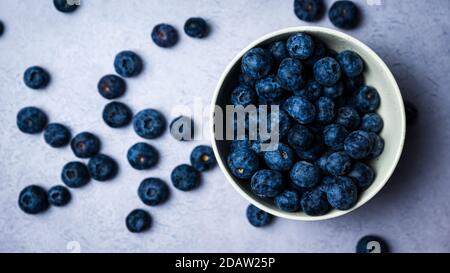 Frische Heidelbeeren in einer Schüssel mit weißem Hintergrund Stockfoto