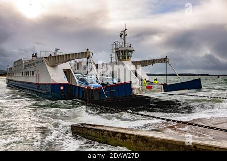 Poole, Großbritannien. Sonntag, 15. November 2020. Das stürmische Wetter schließt vorübergehend die Sandbanks Chain Ferry, die Poole mit der Isle of Purbeck verbindet. Kredit: Thomas Faull/Alamy Live Nachrichten Stockfoto