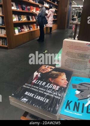 Peking, China. November 2020. Ein Buch über US-Präsident Barack Obama und Außenministerin Hillary Clinton wird am Sonntag, den 15. November 2020, in einem Buchladen im westlichen Stil in Peking ausgestellt. Bücher über berühmte US-Führer können in den meisten Bibliotheken und Buchhandlungen in den großen internationalen Städten und Bildungszentren des Landes gefunden werden. Foto von Stephen Shaver/UPI Kredit: UPI/Alamy Live Nachrichten Stockfoto