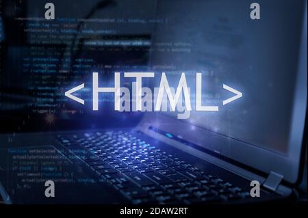 HTML-Beschriftung vor Laptop und Code-Hintergrund. Lernen Sie HTML-Programmiersprache, Computer-Kurse, Schulungen. Stockfoto