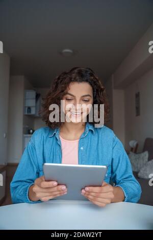 Junge Frau mit Computer-Tablet und arbeiten und studieren online. Stockfoto