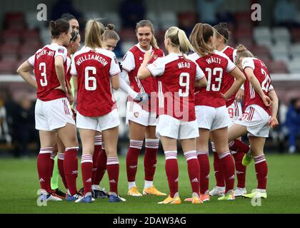 Arsenals Jill Roord (Mitte) und Teamkollegen duscheln vor dem FA Women's Super League-Spiel im Meadow Park, Borehamwood. Stockfoto