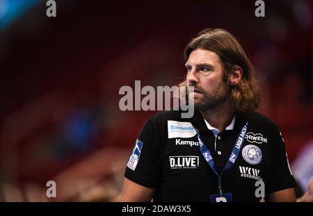 Düsseldorf, Deutschland. November 2020. Handball: Bundesliga, Bergischer HC - THW Kiel, 8. Spieltag, ISS Dome. Trainer Sebastian Hinze vom Bergischen HC steht am Rand des Feldes. Quelle: Jonas Güttler/dpa/Alamy Live News Stockfoto