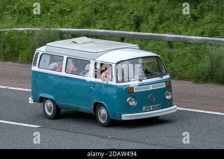 1975 blau weißer VW Volkswagen Motor Caravan fährt auf der M6 bei Preston in Lancashire, UK. Stockfoto