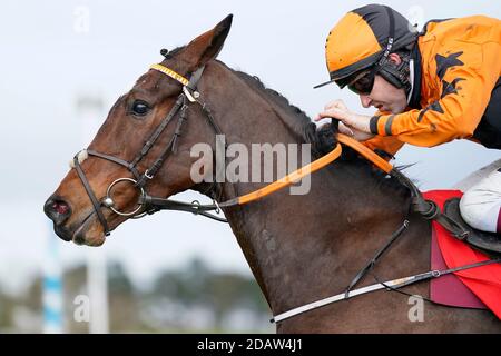 Setzen Sie den Kessel auf geritten von Jockey Aidan Coleman klar der letzte, um die Shloer Chase während der Cheltenham November Meeting 2020 auf Cheltenham Rennbahn zu gewinnen. Stockfoto