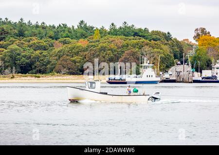 Fischer auf einem kleinen Fischerboot vor Shelter Island, NY Stockfoto