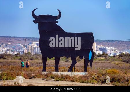 Großer schwarzer Osborne Bull, Santa Pola, Costa Blanca, Spanien Stockfoto
