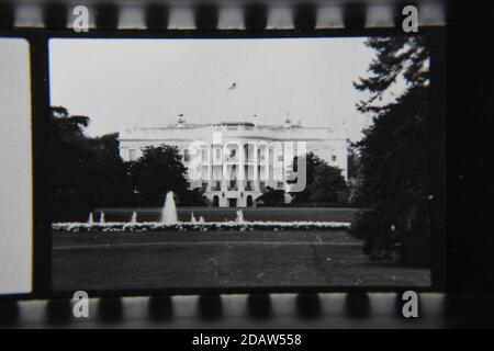 Feine Schwarz-Weiß-Vintage-Fotografie des Weißen Hauses in Washington, DC aus den 1970er Jahren. Stockfoto