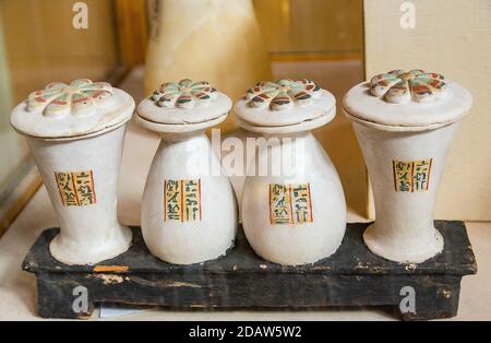 Ägypten, Kairo, Ägyptisches Museum, aus dem Grab von Yuya und Thuya in Luxor : Dummy Vasen in Kalkstein, auf einem Holzsockel, zu Yuya gehören. Stockfoto