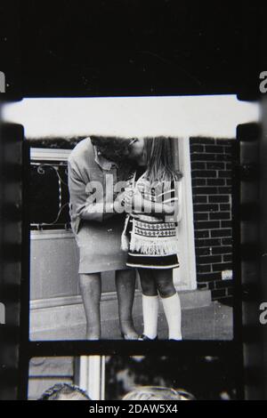 Feine Schwarzweißfotografie der 1970er Jahre vom Ende der Rolle eines 35mm-Films. Stockfoto