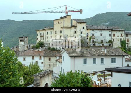 FONTECCHIO, ITALIEN - september 27 2020: Stadtbild mit Kran von Bergung Baustelle für Erdbebenschäden auf Hügel historischen Dorf, erschossen in br Stockfoto